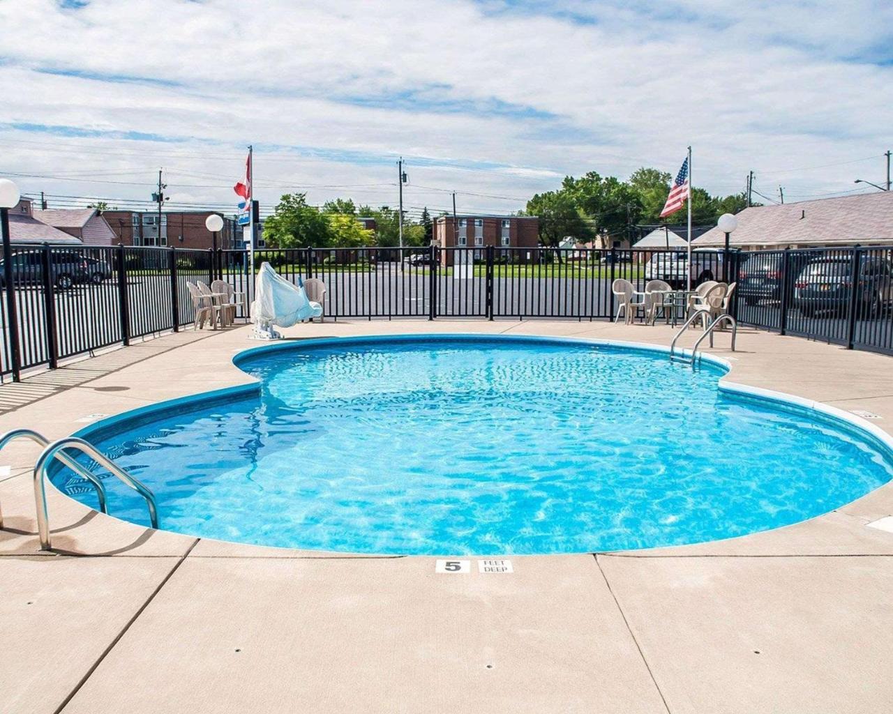 Castle Inn & Suites نياغارا فالس، نيويورك المظهر الخارجي الصورة